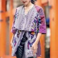 Erina tampil mengenakan&nbsp;atasan yang terbuat daru tenun Lombok berwarna ungu rancangan desainer Ari Seputra bersama Cita Tenun Nusantara. Credit: Instagram/(@erinagudono)