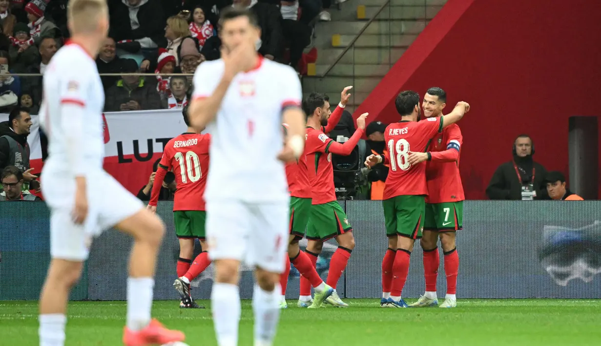 Tak lama berselang, pada menit ke-37, Cristiano Ronaldo berhasil mencetak gol sekaligus menggandakan keunggulan Portugal atas Polandia. (Sergei GAPON/AFP)