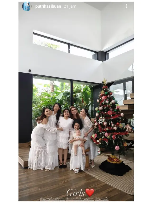 7 Potret Jessica Mila Rayakan Natal Bersama Keluarga Besar Hasibuan, Serba Putih