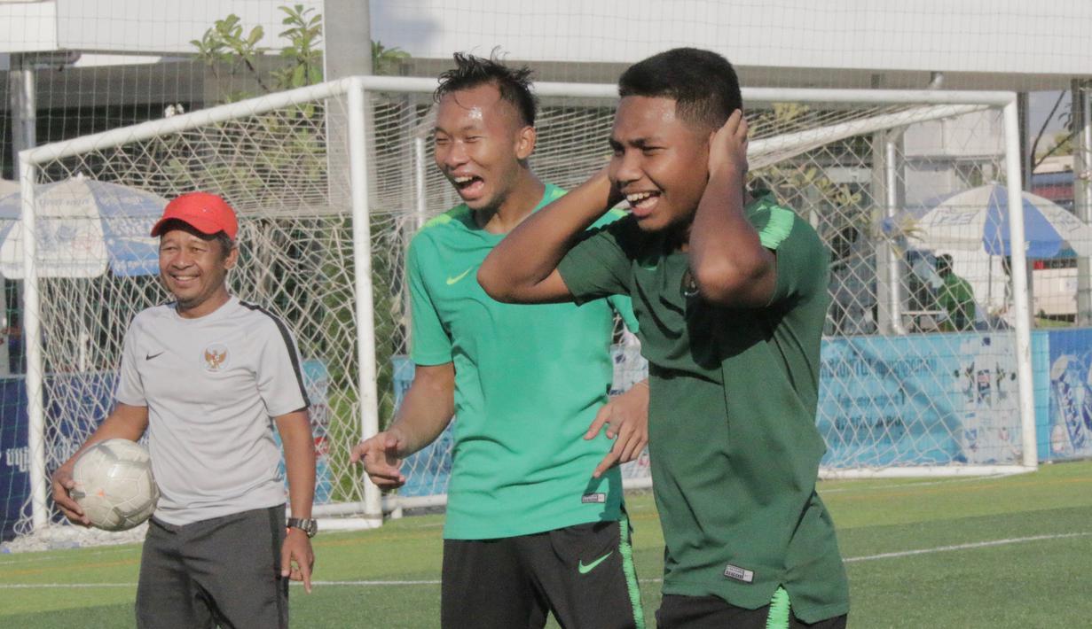 Pemain Timnas Indonesia U-22, Rafi Syarahil dan Awan Setho, tertawa saat latihan di Lapangan AUPP, Phnom Penh, Selasa (19/2). Latihan ini persiapan jelang laga Piala AFF U-22 melawan Malaysia. (Bola.com/Zulfirdaus Harahap)