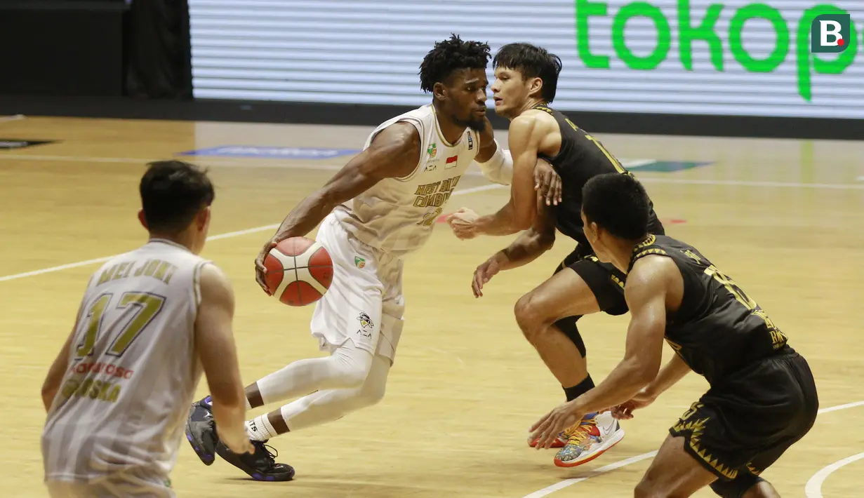 Perjuangan gigih dan strategi tepat dari pelatih membuat tim asal Papua ini mampu membuat kejutan dan mendulang kemenangan kedua di IBL 2022, dan kekalahan perdana bagi West Bandits. (Bola.com/M Iqbal Ichsan)