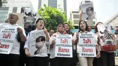Relawan Jokowi Mania membawa poster bergambar sampul Majalah Tempo saat mendatangi Gedung Dewan Pers, Jakarta, Senin (16/9/2019). Kedatangan relawan tersebut untuk melaporkan Majalah Tempo edisi 16-22 September 2019 dengan cover "Janji Tinggal Janji" kepada Dewan Pers. (merdeka.com/Iqbal S. Nugroho