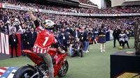 Jorge Martin saat mendapat penghormatan di markas tim idolanya, Atletico Madrid. (X/Atletico Madrid)