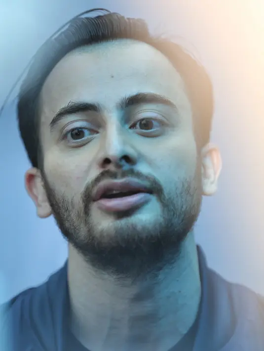 "Ya kalau kenal baik, kenal. Kebetulan kerjaan kita sama. Jadi awal kenal gara-gara kerjaan. Tapi kalau dibilang dekat banget sih nggak," ungkap Irvan Farhad. (Adrian Putra/Bintang.com)