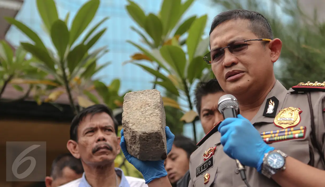 Kapolres Metro Jakarta Utara, Kombes Pol Susetio Cahyadi menunjukan barang bukti saat rilis kasus pembunuhan berencana yang terjadi di Kolong Tol Sedyatmo, di Polsek Metro Penjaringan, Jakarta, Selasa (7/7/2015). (Liputan6.com/Faizal Fanani) 