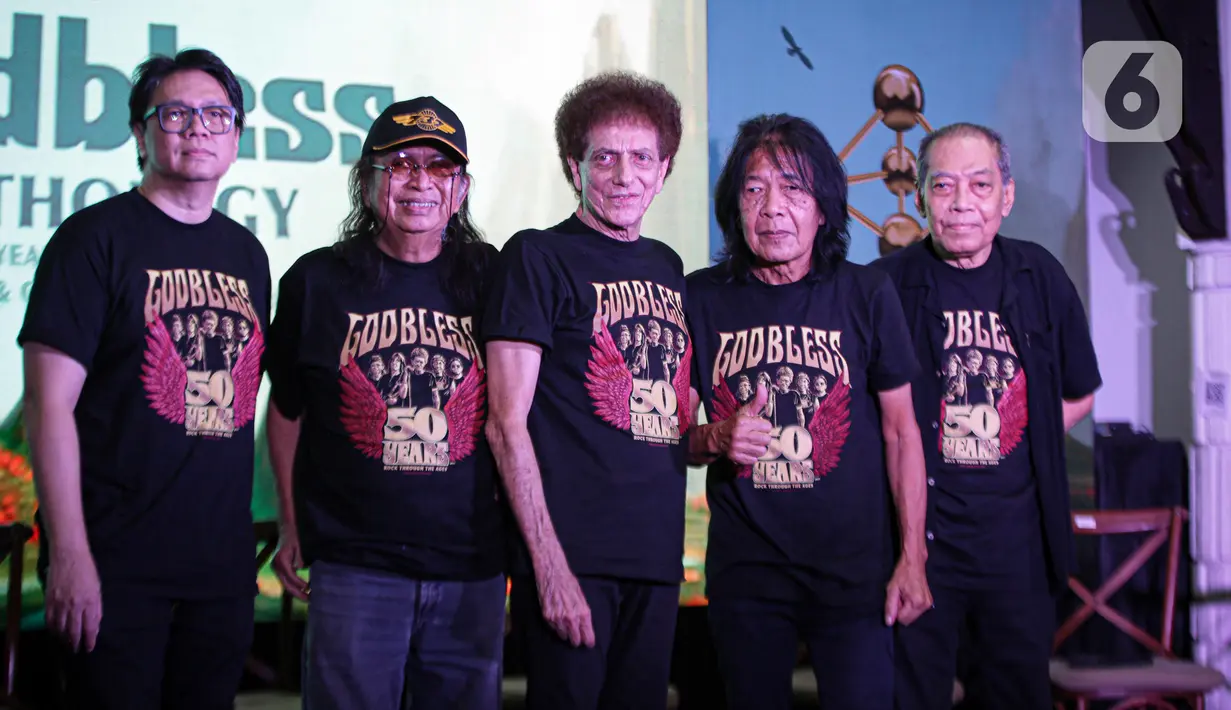 Grup musik rock legendaris Indonesia, God Bless meluncurkan album terbarunya bertajuk ‘Anthology 50th Anniversary’ di Jakarta, Selasa (21/6/2023). ‘Anthology' berisi 11 lagu terbaik serta satu komposisi instrumental medley yang berasal dari enam album selama 50 tahun karier God Bless di dunia musik. (Liputan6.com/Faizal Fanani)