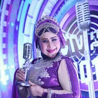 Elvy Sukaesih di SCTV Music Awards 2016. (Nurwahyunan/Bintang.com)