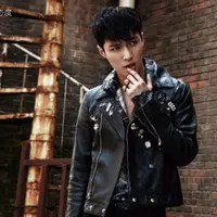 Lay `EXO` mengungkapkan derita yang dialaminya saat harus menghadapi fans militan yang mengganggu kehidupan pribadinya.