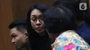 Terdakwa suap revitalisasi Pasar Lirung dan Pasar Beo Kabupaten Kep Talaud TA 2019, Sri Wahyumi Maria Manalip jelang sidang putusan di Pengadilan Tipikor, Jakarta, Senin (9/12/2019). Sebelumnya, Sri Wahyumi dituntut hukuman tujuh tahun penjara, denda Rp 500 juta. (Liputan6.com/Helmi Fithriansyah)