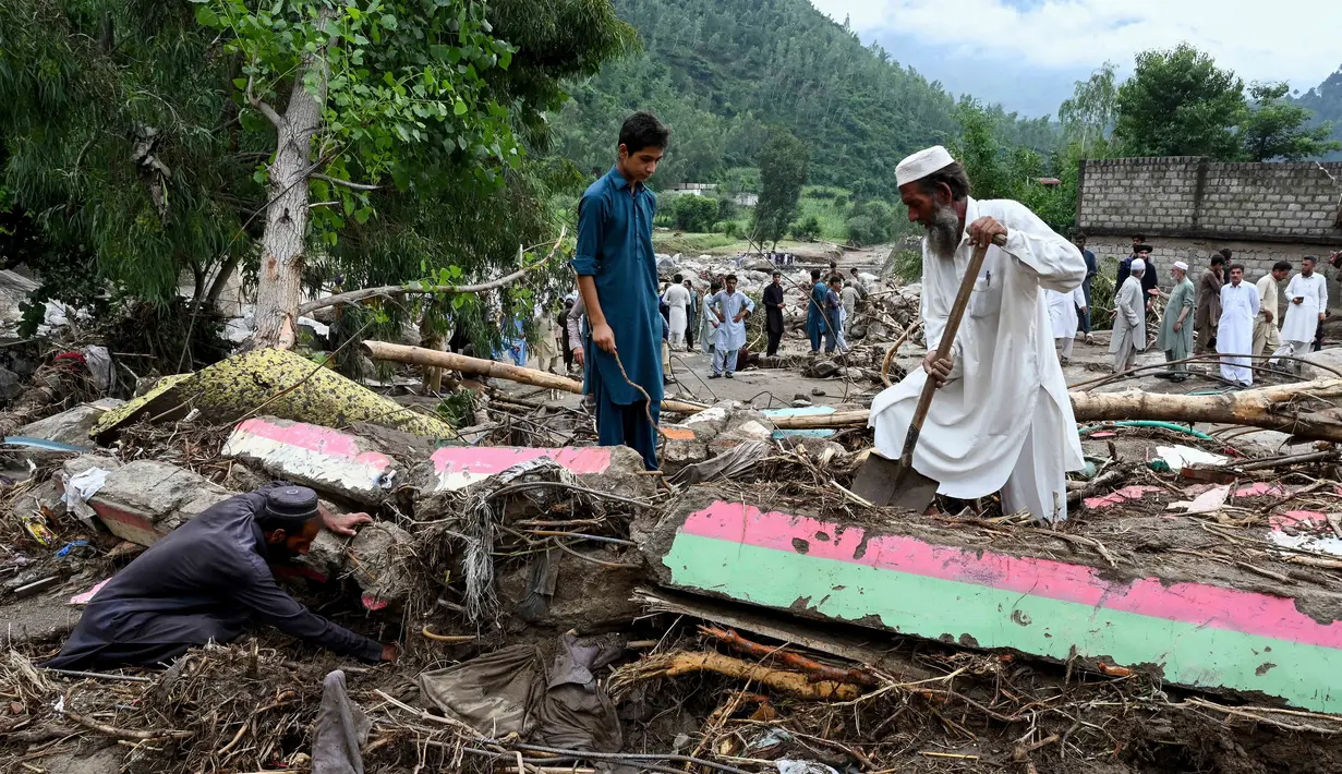 Beberapa ahli menilai perubahan iklim membuat curah hujan semakin tak terduga dan intens dalam beberapa tahun terakhir. (Abdul MAJEED/AFP)