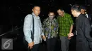 Menteri ESDM, Sudirman berjalan usai menuju mobil usai diperiksa KPK, Jakarta, Jumat (13/11). Sudirman Said diperiksa sebagai saksi dalam kasus suap proyek pembangkit listrik mikro hidro di Kabupaten Deiyai, Papua. (Liputan6.com/Helmi Afandi)