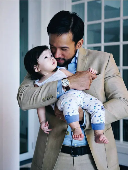 Sebagai ayah, pemeran, penyanyi, pengusaha dan pengacara Maruli Tampubolon ingin menjadi ayah terbaik bagi putrinya, Jemima Nava Baijens Tampubolon. Ditengah kesibukannya, ia meluangkan waktu bermain bersama. (Instagram/marulitampubolon777)