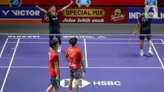 Ganda putra Indonesia Muhammad Rian Ardianto (kanan) dan Fajar Alfian (kiri) mengembalikan kok Huang Di dan Liu Yang (China) pada perempat final Kapal Api Indonesia Open 2025 di Istora Senayan, Gelora Bung Karno, Jakarta, Jumat (6/6/2025). (Liputan6.com/Herman Zakharia)