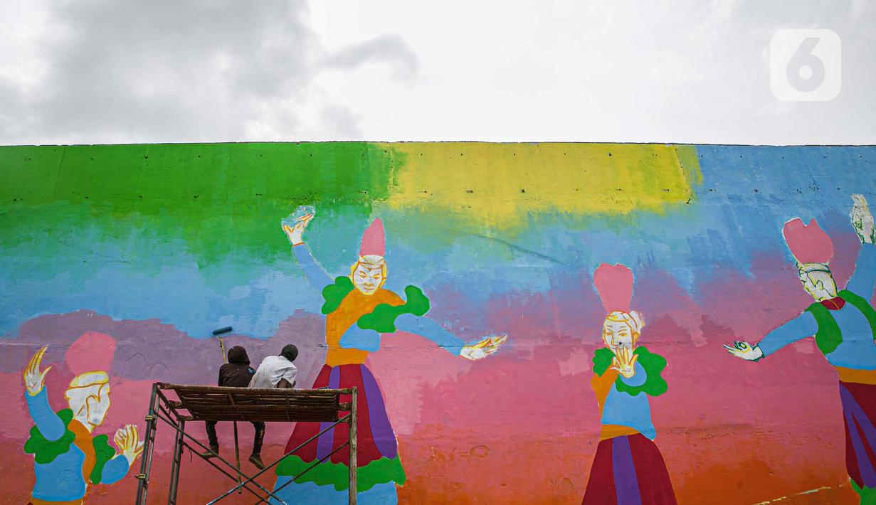 Pekerja menyelesaikan pembuatan mural di Flyover Gaplek, Tangerang Selatan, Rabu (10/3/2021). Dengan mengangkat budaya lokal, simbol-simbol Betawi digambar menggunakan 1.200 Liter cat beragam warna. dan mural ditargetkan rampung pada akhir Maret 2021. (Liputan6.com/Faizal Fanani)