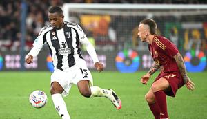 Bek Juventus asal Prancis Pierre Kalulu (kiri) berebut bola dengan bek Roma asal Spanyol Jose Tasende selama pertandingan sepak bola Seri A Italia AS Roma vs Juventus di Stadion Olimpiade di Roma pada 6 April 2025.Alberto PIZZOLI / AFP