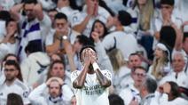 Pemain Real Madrid, Vinicius Junior, tampak kecewa setelah ditaklukkan Bayern Munchen pada laga leg pertama perempat final Liga Champions di Stadion Santiago Bernabeu, Rabu (8/4/2026). (AP Photo/Jose Breton)