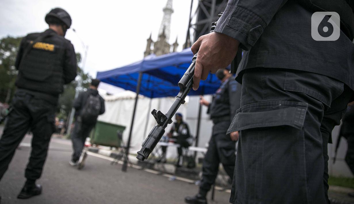 Personel kepolisian berjaga di sekitar Gereja Katedral, Jakarta, Kamis (1/4/2021). Sebanyak 150 personel gabungan TNI, Polri dan Satpol PP melakukan pengamanan jelang rangkaian perayaan Hari Paskah di gereja tersebut. (Liputan6.com/Faizal Fanani)