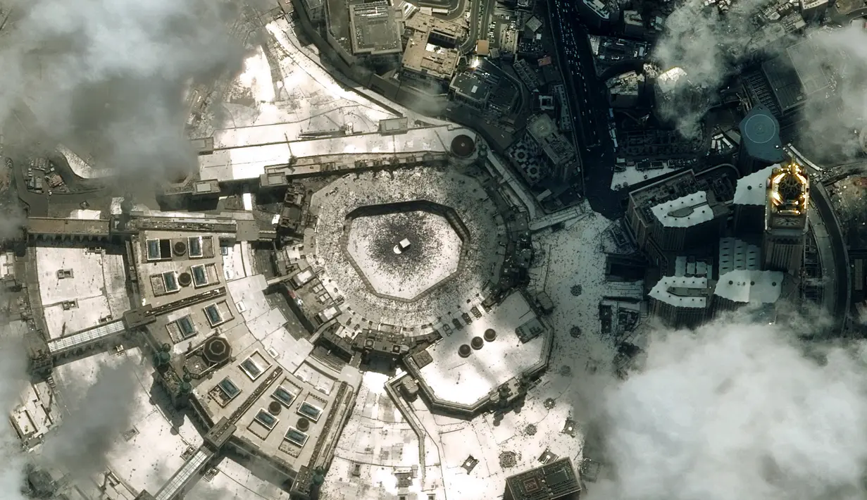 Gambar satelit yang dirilis Airbus Defense and Space menunjukkan pemandangan Masjidil Haram di Makkah, Arab Saudi, Senin (12/8/2019). Masjidil Haram adalah sebuah masjid yang berlokasi di pusat Kota Makkah. (AIRBUS DEFENSE AND SPACE/AFP)