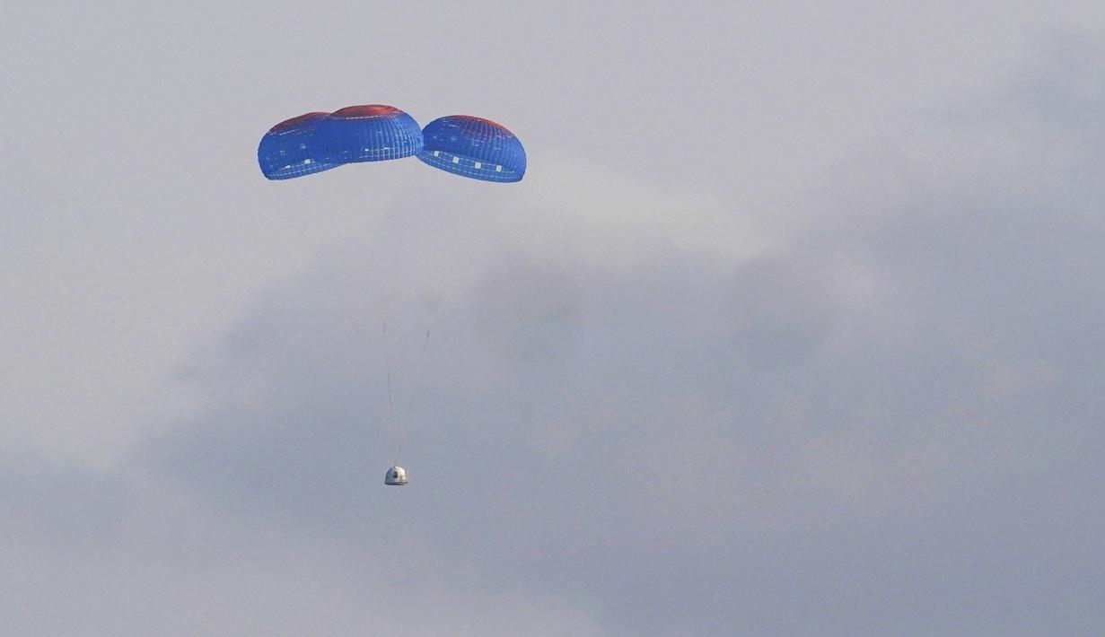 Roket New Shepard Blue Origin diluncurkan dari pelabuhan antariksa dekat Van Horn, Texas, Amerika Serikat, Selasa (20/7/2021). Para kru melayang dalam gaya berat mikro selama beberapa menit, sebelum kapsul kembali dan mendarat di bawah satu set parasut. (AP Photo/Tony Gutierrez)