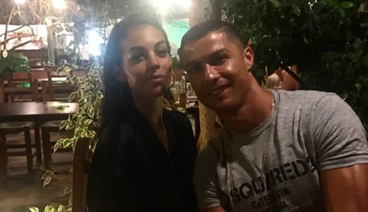 Sebelum Alana lahir, Cristiano Ronaldo dan Georgina telah memiliki sepasang anak kembar yang lahir lewat rahim ibu pengganti pada bulan Juni 2017 lalu. Bayi kembar itu bernama Eva Maria dan Mateo. (Instagram/cristiano)