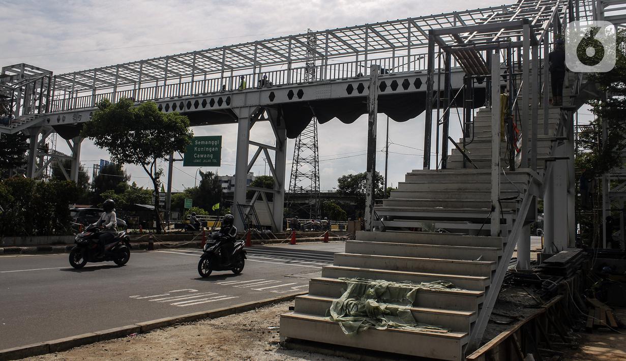 Suasana pembangunan JPO RPTRA Kalijodo di Jalan Pangeran Tubagus Angke, Kawasan RPTRA Kalijodo, Tambora, Jakarta Barat, Selasa (30/11/2021). JPO tersebut akan menjadi penghubung RPTRA Kalijodo dengan Masjid Al-Mubarokah, Kalijodo yang lokasinya berseberangan. (Liputan6.com/Johan Tallo)