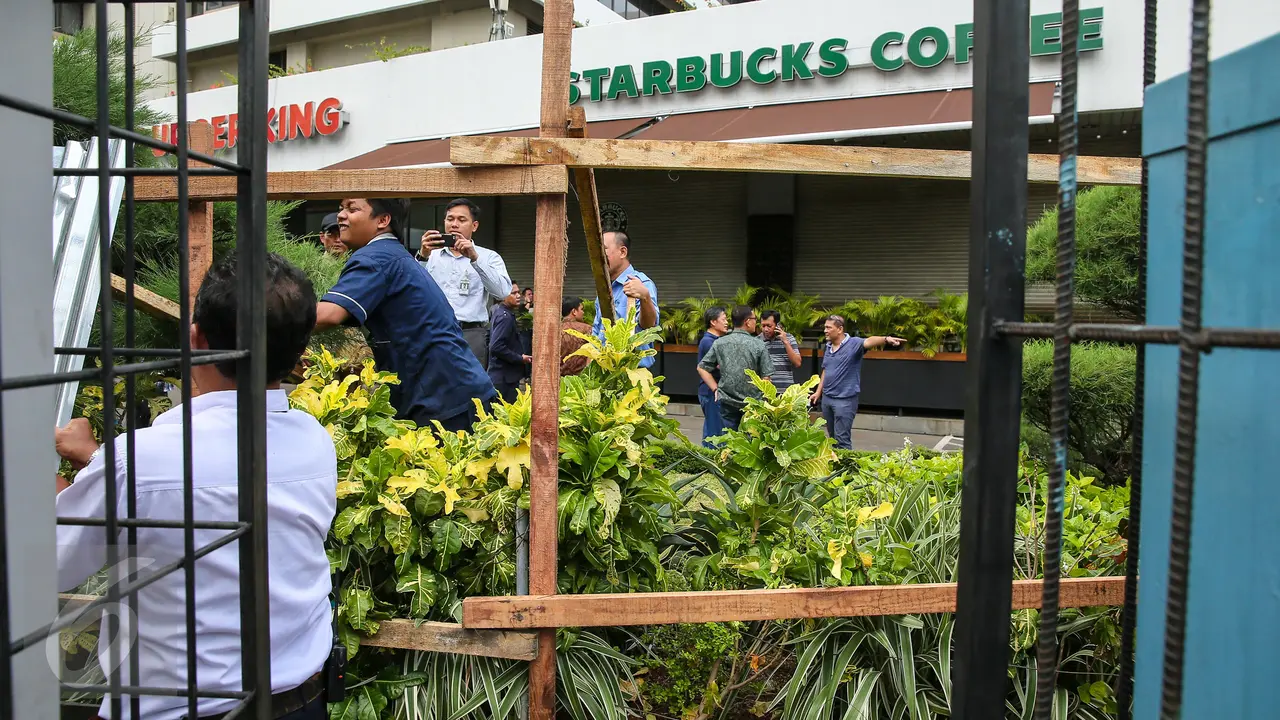 20160115-Ceceran Darah Bekas Baku Tembak Polisi dengan Pelaku Ledakan Thamrin Mulai Dibersihkan-Jakarta