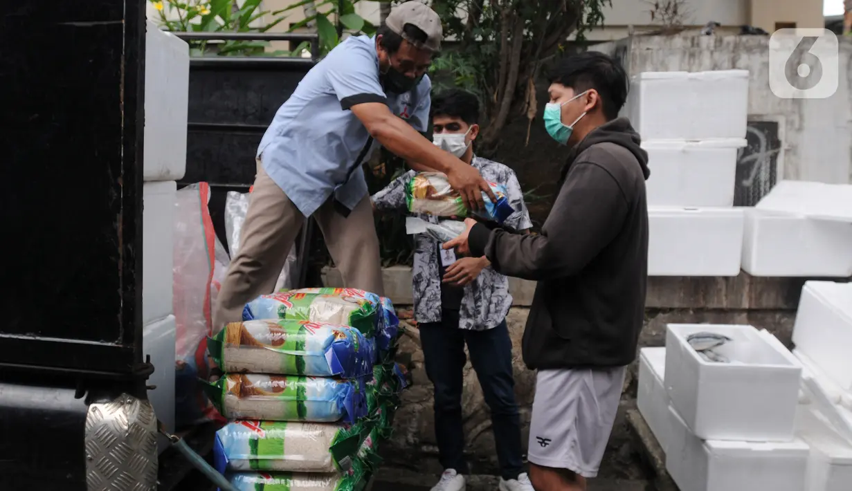 Warga saat Program Pangan Bersubsidi Februari 2022 di RPTRA Bahari, Cilandak, Jakarta selatan, Rabu (9/2/20222). Program Pangan Murah Bersubsidi ini menyediakan bahan pangan berupa beras dengan kualitas premium, telur, ikan kembung dan susu UHT dalam kemasan karton. (merdeka.com/Arie Basuki)