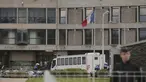 Petugas keamanan berdiri di pintu masuk penjara Fleury-Merogis setelah kedatangan konvoi polisi yang diyakini membawa tersangka utama teror Paris pada November lalu, Salah Abdeslam, di Prancis, Rabu (27/4). (REUTERS/Christian Hartmann)