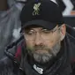 Pelatih Liverpool, Juergen Klopp, tampak kecewa usai ditaklukkan Wolverhampton Wanderers pada laga Piala FA di Stadion Molineux, Senin (7/1). Liverpool takluk 1-2 dari Wolverhampton Wanderers. (AP/Rui Vieira)