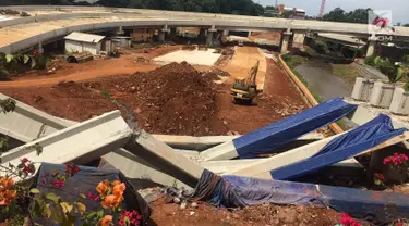 Girder proyek pembangunan Jalan Tol Depok-Antasar menimpa truk proyek, di Jalan TB Simatupang, Jakarta, Selasa (2/1). Girder ambruk diduga akibat tersenggol alat berat yang berada di lokasi pembangunan. (Liputan6.com/Immanuel Antonius)