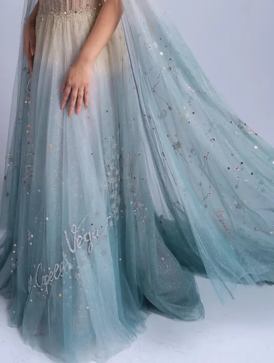 Menariknya, gaun ini dihiasi aksen bintang-bintang seperti berada di salah satu scene Petualangan Sherina seri pertama,   yakni Canopus, Capella, dan  Vega. [@sherinamunaf]