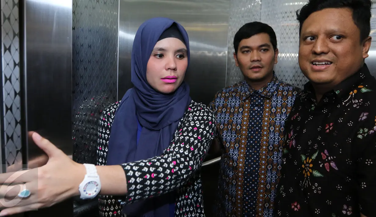 Indra Bekti dan istri saat tiba di KPI, Jakarta, Rabu (3/2/2016). Dalam konsultasi Indra Bekti ke KPI, ada pember‎itaan yang tidak berimbang dan pemberitaan yang belum punya dasar hukum. (Liputan6.com/Herman Zakharia)