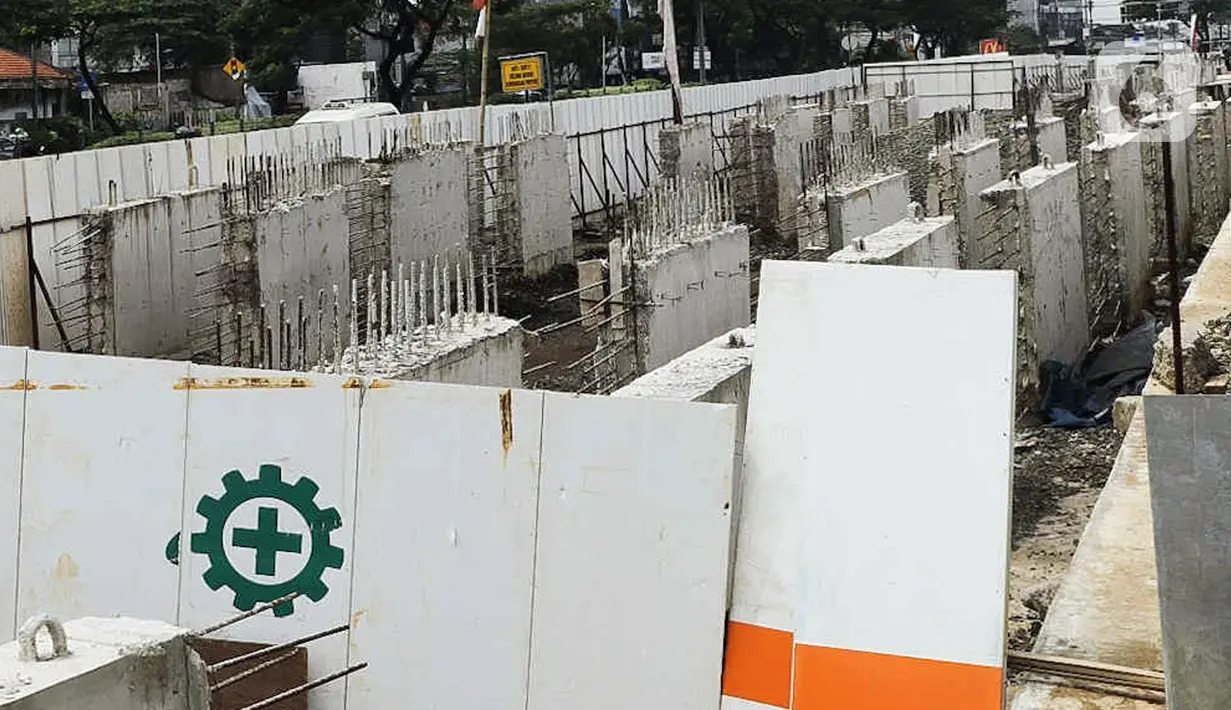 Suasana proses pembangunan underpass di Jalan Dewi Sartika, Depok, Jawa Barat, Rabu (16/11/2022). Progres pembangunan underpass yang melintang dari arah Dewi Sartika ke Jalan Margonda Raya dengan panjang penanganan 970 meter dan panjang underpass 470 meter itu sudah mencapai 70 Persen. (Liputan6.com/Herman Zakharia)