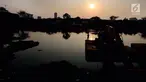 Warga memancing di areal proyek pengerukan lumpur di Kali Ciliwung, Kawasan Tanah Abang, Jakarta, Jum'at (22/9). Karena minimnya lahan terbuka sejumlah warga memanfaatkan Proyek Normalisasi kali untuk beraktivitas dan bermain. (Liputan6.com/JohanTallo)