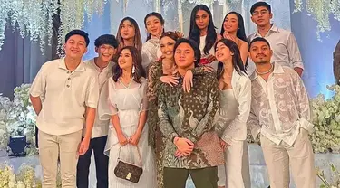 Kehadiran alumni Indonesian Idol tentu tidak hanya meramaikan acara, tapi juga sebagai bentuk dukungan kepada teman tersayang. Mulai dari Tiara Andiri, Novia Bachmid, Lyodra, Keisya Levronka, Kevin Hugo, Samuel Cipta, hingga Ola Elannor datang dalam momen tersebut.(Liputan6.com/IG/@kelylybandcyonk)