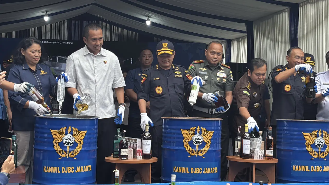 Direktorat Jenderal Bea Cukai memusnahkan Barang Hasil Penindakan Kanwil Bea Cukai Jakarta. Barang yang dimusnahkan meliputi 13,4 juta batang rokok dan botol minuman yang mengandung etil alkohol. (Foto: Liputan6.com/Tira Santia)