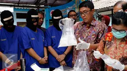 Badan Narkotika Nasional (BNN) kembali memusnahkan barang bukti narkotik jenis sabu sebanyak 5,3 kilogram, Jakarta, Selasa (13/10/2015). Pemusnahan ini digelar di lapangan parkir menggunakan mesin incinerator. (Liputan6.com/Yoppy Renato)