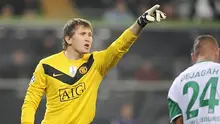 Kiper Manchester United Tomasz Kuszczak pada laga Liga Champions melawan VfL Wolfsburg pada 8 Desember 2009. Manchester menang 3-1. AFP PHOTO/JOHN MACDOUGALL