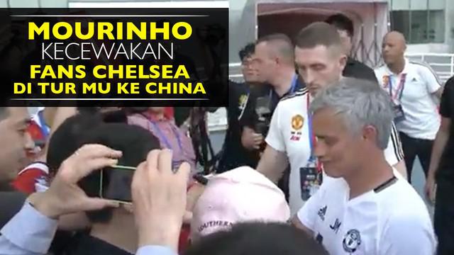 Video Jose Mourinho menolak tanda tangan jersey milik fans Chelsea saat Tur Manchester United di China.