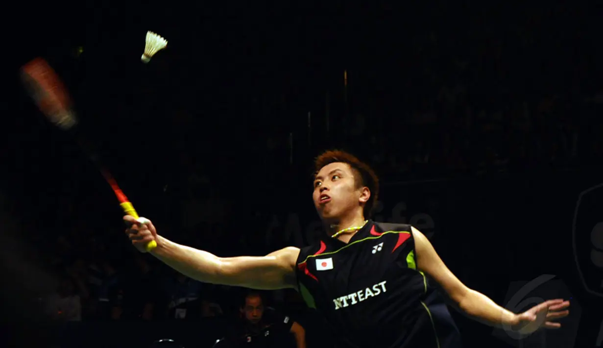 Pebulutangkis tunggal putra Jepang, Kenichi Tago, harus puas menempati tempat kedua setelah gagal menundukkan Jan O Jorgensen (Denmark) di  final Indonesia Open 2014, (22/6/2014). (Liputan6.com/Helmi Fithriansyah)