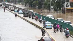 Sejumlah pengendara nekat menerobos genangan banjir di Jalan Gunung Sahari Jakarta, Selasa (25/2/2020). Hujan yang mengguyur Jakarta sejak Senin (24/2) malam membuat sejumlah kali meluap dan menyebabkan banjir. (Liputan6.com/Helmi Fithriansyah)