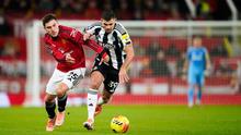 Pemain Manchester United, Manuel Ugarte (kiri), berebut bola dengan pemain Newcastle, Bruno Guimaraes, pada laga Liga Inggris antara Manchester United vs Newcastle di Manchester, Inggris, Jumat, 26 Desember 2025. (AP Photo/Dave Thompson)