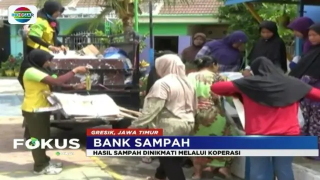 Daripada melakukan aktivitas kurang bermanfaat, kelompok ibu-ibu PKK di Gresik ini lebih memilih mengelola 'Bank Sampah'.