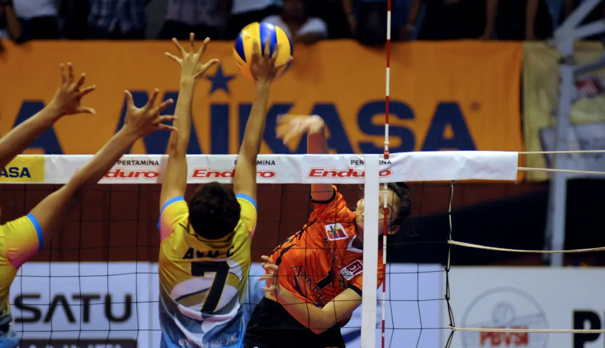 Pemain putri Jakarta Bank DKI, Rindy Puspaningrum (kanan) melakukan smash saat berlaga melawan Jakarta PGN Popsivo di putaran kedua pekan ketiga Pertamina Proliga 2015 di Hall A GBK Senayan, Jakarta, Jumat (20/3/2015). (Liputan6.com/Helmi Fithriansyah)