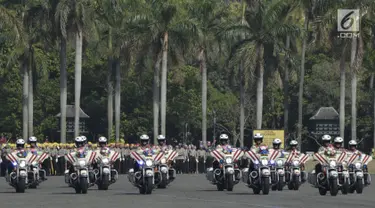 Anggota polisi wanita (Polwan) menaiki motor gede dalam peringatan HUT ke-70 Polwan di Lapangan Monas, Jakarta, Senin (3/9). HUT ke-70 Polwan mengangkat tema "Polwan Promoter Siap Menyukseskan Agenda Kamtibmas 2018 - 2019". (Merdeka.com/Iqbal S. Nugroho)