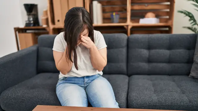 illustrasi wanita sedih