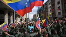 Penangkapan dilakukan atas perintah Presiden Amerika Serikat, Donald Trump, terkait tuduhan narkoterorisme, perdagangan narkoba internasional, dan penyelundupan kokain. Tampak dalam foto, seorang wanita mengibarkan bendera Venezuela di antara anggota Angkatan Bersenjata Bolivarian Nasional selama demonstrasi dukungan untuk mantan Presiden Venezuela Nicolas Maduro dan istrinya Cilia Flores di Caracas pada 6 Januari 2026. (Federico PARRA/AFP)