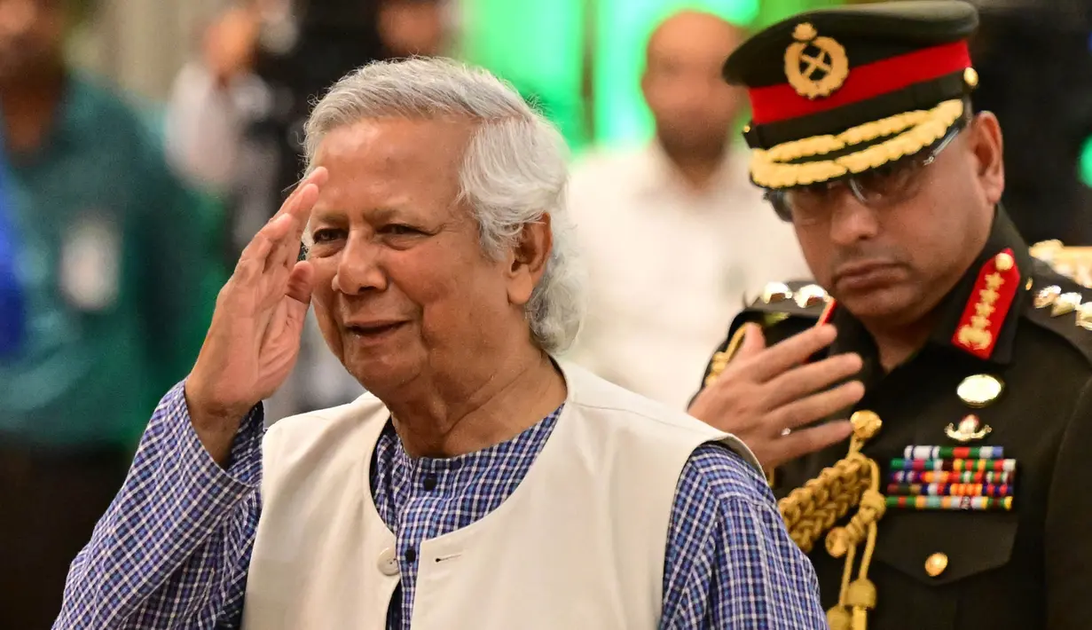 Peraih hadiah Nobel Perdamaian, Muhammad Yunus (kiri) sesaat sebelum diambil sumpahnya untuk memimpin pemerintahan sementara Bangladesh sebagai penasihat utama, pada hari Kamis (8/8/2024) malam. (MUNIR UZ ZAMAN/AFP)