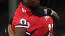 Striker Manchester United, Anthony Martial berpelukan dengan Paul Pogba merayakan gol pertama untuk timnnya saat melawan Everton dalam pertandingan Liga Inggris di Goodison Park, Liverpool (1/1). (AFP Photo/Paul Ellis)