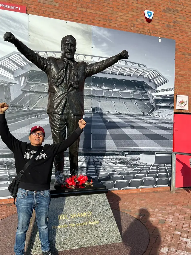 7 Potret Ari Lasso Rayakan Paskah di Inggris, Nonton Pertandingan Liverpool